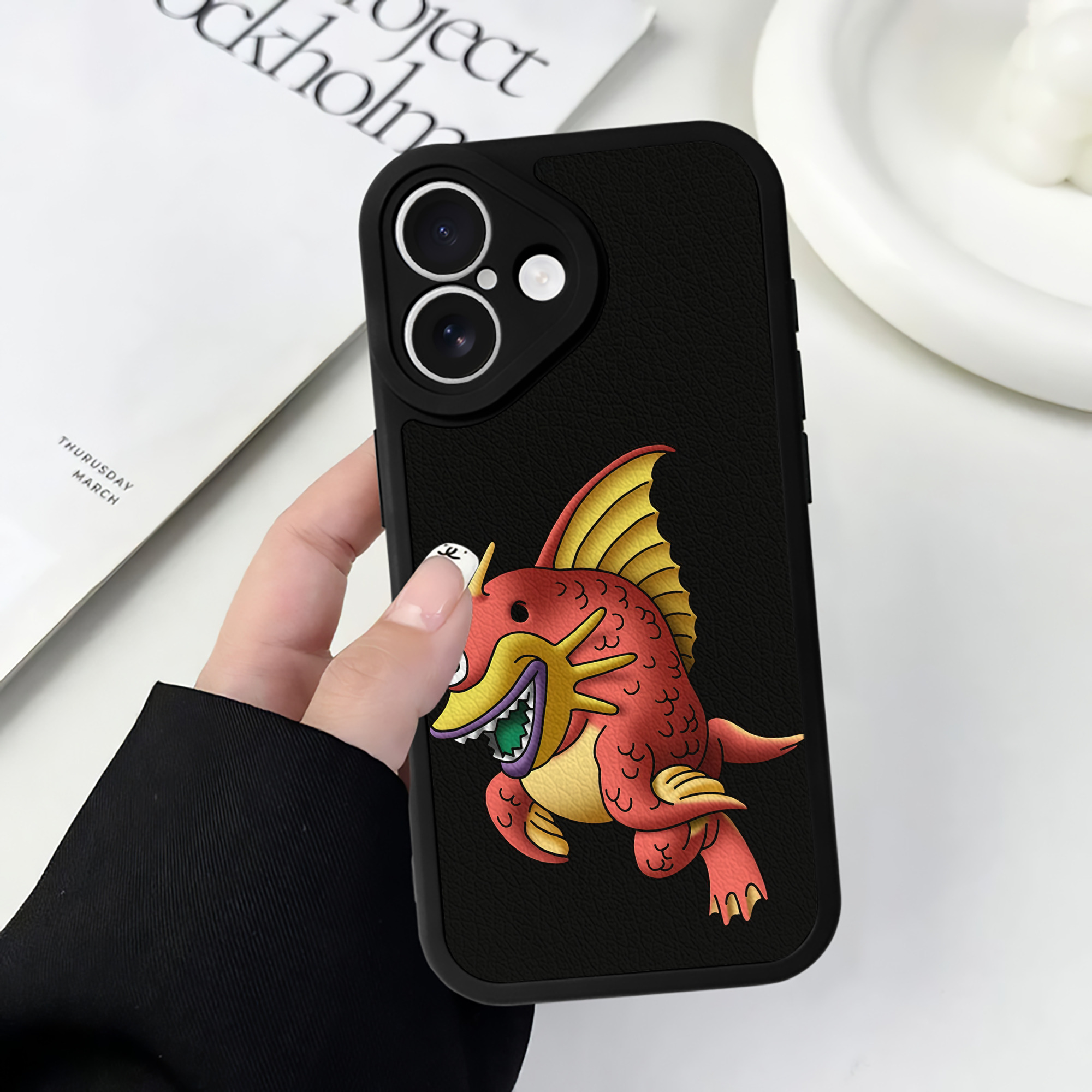 （画像用） ドラゴンクエスト Doragon Kuesuto Dragon Quest 【iPhone 16シリーズ対応】シリコンスマホケース（レザー調） 材質：シリコン